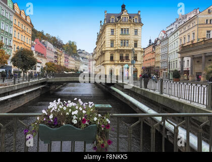 CARLSBAD, REPUBBLICA CECA, Ottobre 10, 2015 - Centro storico della città con il fiume della città termale di Karlovy Vary (Carlsbad) Foto Stock