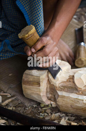 Myanmar, Marzo 2014: Close up birmano opere artigianali legno. mage prendere in un piccolo villaggio nella regione di Mandalay (Birmania) Foto Stock