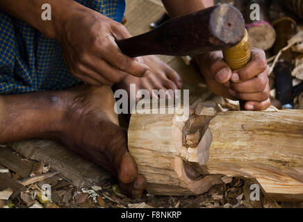 Myanmar, Marzo 2014: Close up birmano opere artigianali legno. mage prendere in un piccolo villaggio nella regione di Mandalay (Birmania) Foto Stock