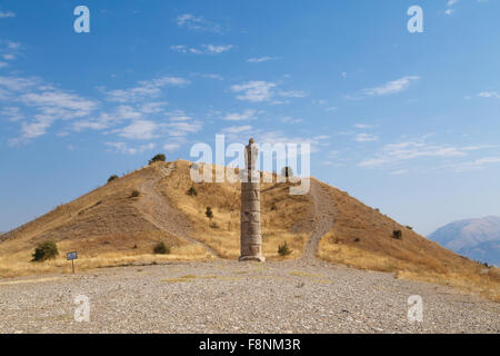 Vista del Tumulo Karakus, antica e storica area di benedetta di Nemrut National Park, sul cielo blu chiaro dello sfondo. Foto Stock