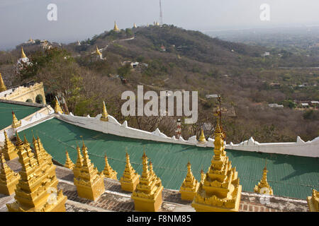 U Min Thonze tempio Buddista sulla collina Sagaing Sagaing è famosa per il buddismo in Myanmar è i capi tal di Sagaing divisione un Foto Stock