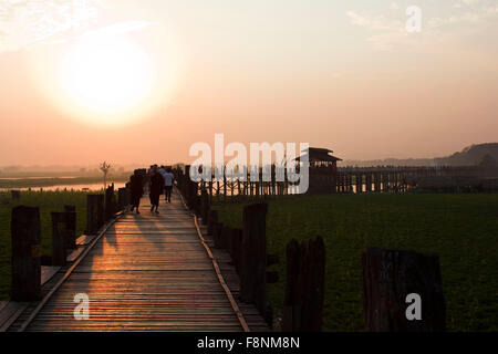 Retroilluminato con persone al tramonto dalla U-Bein bridge in Amarapura Foto Stock