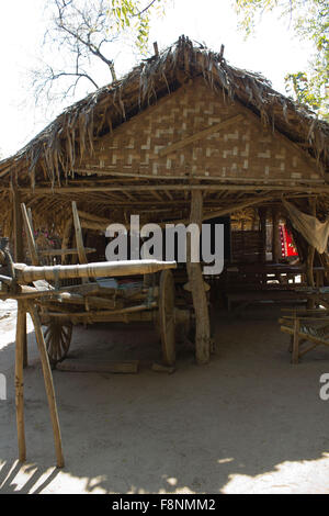 Scuola Vintage in un piccolo villaggio vicino a Bagan, in Myanmar. La open-air scuola, con tetto di paglia e scrivania in legno, ha solo un blac Foto Stock