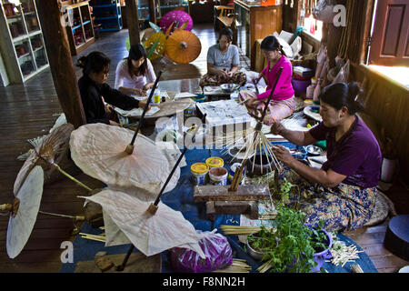 Facendo Myanmar tipici ombrelloni Foto Stock