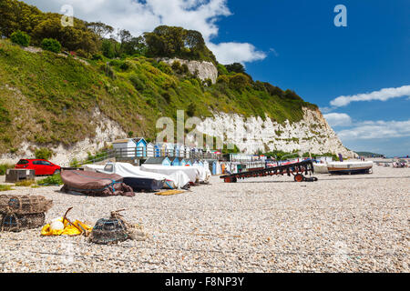 Barche sulla spiaggia di birra, Lyme Bay Devon England Regno Unito Europa Foto Stock