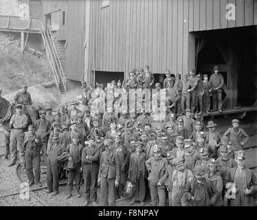 Grande gruppo di Breaker Boys, Ritratto, Woodward miniere di carbone, Kingston, Pennsylvania, USA, 1890 Foto Stock