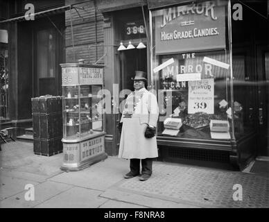 Uomo con segno 'Dr. Rankin del salotto dentale' attaccato al rivestimento, Fifth Avenue, New York New York, USA, 1900 Foto Stock