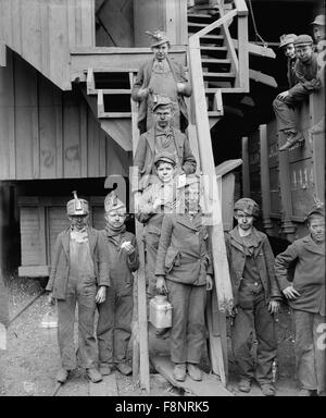 Piccolo gruppo di Breaker Boys, Ritratto, Woodward miniere di carbone, Kingston, Pennsylvania, USA, Detroit Publishing Company, 1900 Foto Stock