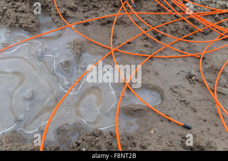 Arancione di cavi in fibra ottica su un sito in costruzione Foto Stock