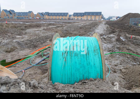 UTRECHT, Paesi Bassi - 7 febbraio 2015: Tamburo blu con cavo a fibre ottiche su di esso, di proprietà di Ziggo, il più grande televisore via cavo op Foto Stock