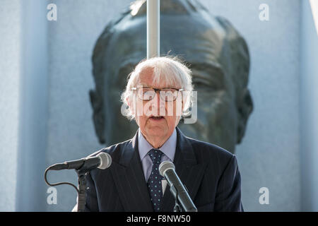 New York, Stati Uniti. Decimo Dec, 2015. Ambasciatore William vanden Heuvel parla al pubblico prima che la ghirlanda di posa. In occasione della Giornata Internazionale dei Diritti Umani, funzionari delle Nazioni Unite tra cui il Vice Segretario Generale Jan Eliasson, si sono riuniti presso il Roosevelt quattro libertà Park a Roosevelt Island per una ghirlanda di cerimonia di posa e di rendere omaggio a Roosevelt di difesa dei diritti dell'uomo. Credito: Albin Lohr-Jones/Pacific Press/Alamy Live News Foto Stock