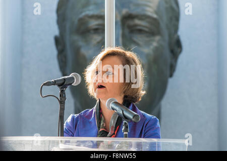 New York, Stati Uniti. Decimo Dec, 2015. Cristna Gallach, il Sottosegretario Generale delle Nazioni Unite per Communictaions, introduce gli altoparlanti dell'evento. In occasione della Giornata Internazionale dei Diritti Umani, funzionari delle Nazioni Unite tra cui il Vice Segretario Generale Jan Eliasson, si sono riuniti presso il Roosevelt quattro libertà Park a Roosevelt Island per una ghirlanda di cerimonia di posa e di rendere omaggio a Roosevelt di difesa dei diritti dell'uomo. Credito: Albin Lohr-Jones/Pacific Press/Alamy Live News Foto Stock