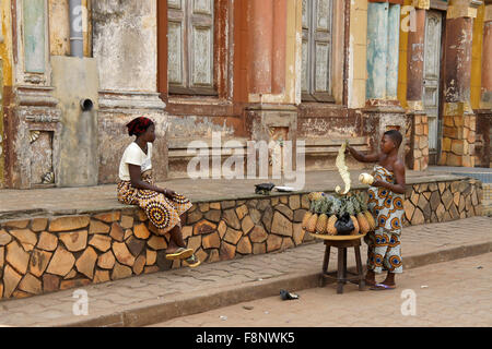 Le donne al di fuori del Grand Central moschea, Porto Novo, Benin Foto Stock