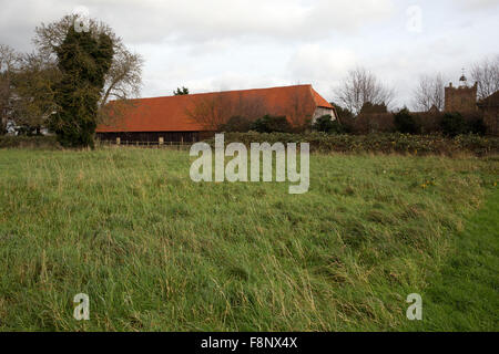 Londra, Regno Unito. 10 dicembre, 2015. Il grado 1-elencati Harmondsworth medievale grande granaio e Chiesa di Santa Maria, che è di origine normanna, a Harmondsworth village. Credito: Mark Kerrison/Alamy Live News Foto Stock