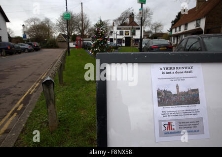 Londra, Regno Unito. 10 dicembre, 2015. Un avviso membri 'una terza pista non è un affare fatto!" a Harmondsworth village il giorno previsti per il Primo Ministro David Cameron la decisione finale su Heathrow terza pista di espansione. Credito: Mark Kerrison/Alamy Live News Foto Stock