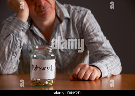 Premuto Un uomo guarda il vaso vuoto etichettati Pensionamento Foto Stock