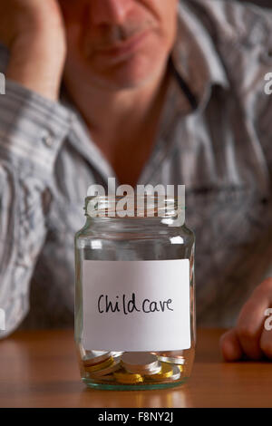 Premuto Un uomo guarda il vaso vuoto babysitting marcato Foto Stock