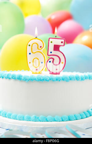 La torta che celebra il sessantacinquesimo compleanno Foto Stock