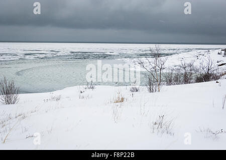 Vista del San Lawrence Estuary in inverno dopo la tempesta di neve Foto Stock