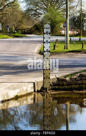 Indicatore di flusso o il livello del fiume, attualmente al di sotto del minimo. Foto Stock