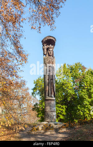 Statua in legno memoriale di Vytautas il grande dominatore del Granducato di Lituania, nel parco del Castello di Trakai, Trakai, Lituania con cielo blu Foto Stock