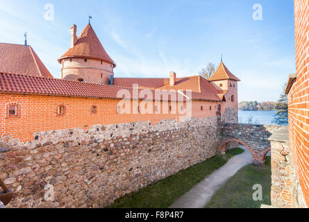 Trakai iconica delle mura del castello e torrette e affacciato sul Lago di Galve, Trakai, una città storica e lake resort in Lituania, Europa orientale Foto Stock