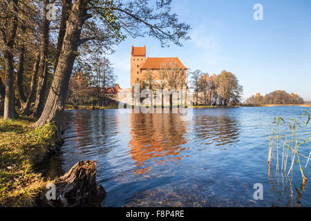 Il Castello di Trakai sul Lago di Galve, Trakai, una città storica e lake resort in Lituania, Europa orientale su una soleggiata giornata autunnale con cielo blu chiaro Foto Stock