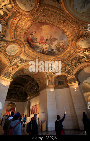 Bellissimi soffitti dipinti nel museo del Louvre di Parigi, Francia. Foto Stock