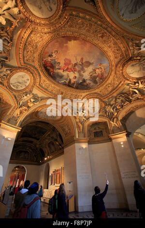 Bellissimi soffitti dipinti nel museo del Louvre di Parigi, Francia. Foto Stock