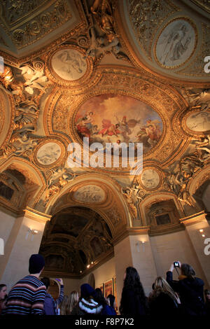 Bellissimi soffitti dipinti nel museo del Louvre di Parigi, Francia. Foto Stock