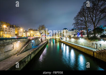 La Senna di notte, a Parigi, Francia. Foto Stock