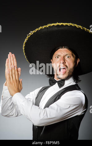 Uomo messicano indossa sombrero isolato su bianco Foto Stock