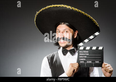 Uomo messicano indossa sombrero isolato su bianco Foto Stock