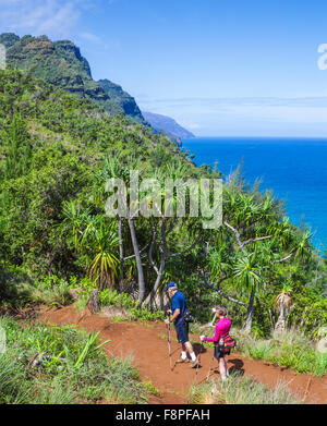 I turisti escursione sul Kalalau Trail in Kauai Foto Stock