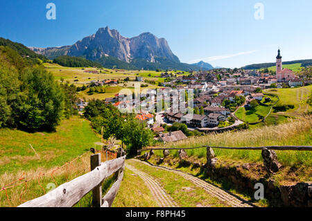 Sciliar e la città di Castlerotto/Kastelruth in Alpe di Siusi regione delle Dolomiti, Italia, estate Foto Stock