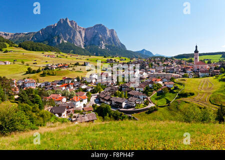 Sciliar e la città di Castlerotto/Kastelruth in Alpe di Siusi regione delle Dolomiti, Italia, estate Foto Stock