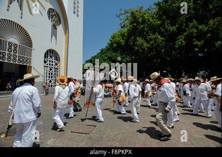 Danzatori indiani nella parte anteriore della chiesa cattolica nel Zocalo, Acapulco, Messico. Nuestra Señora de la Soledad chiesa. Foto Stock