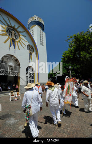 Danzatori indiani nella parte anteriore della chiesa cattolica nel Zocalo, Acapulco, Messico. Nuestra Señora de la Soledad chiesa. Foto Stock