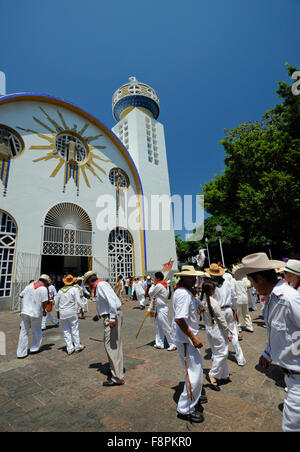 Danzatori indiani nella parte anteriore della chiesa cattolica nel Zocalo, Acapulco, Messico. Nuestra Señora de la Soledad chiesa. Foto Stock