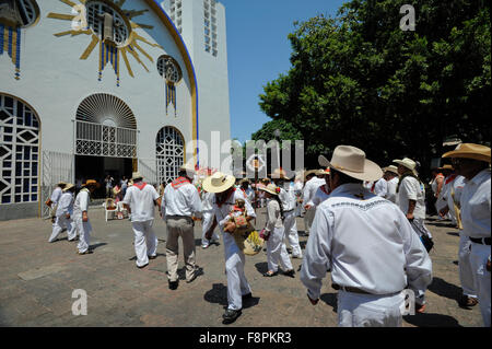 Danzatori indiani nella parte anteriore della chiesa cattolica nel Zocalo, Acapulco, Messico. Nuestra Señora de la Soledad chiesa. Foto Stock