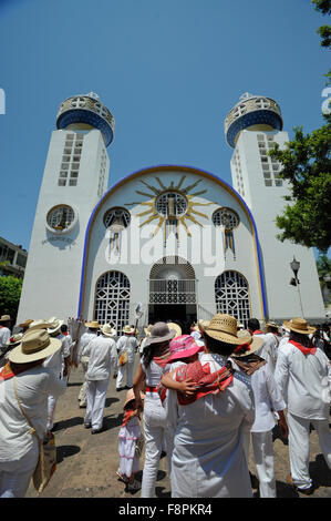 Danzatori indiani nella parte anteriore della chiesa cattolica nel Zocalo, Acapulco, Messico. Nuestra Señora de la Soledad chiesa. Foto Stock