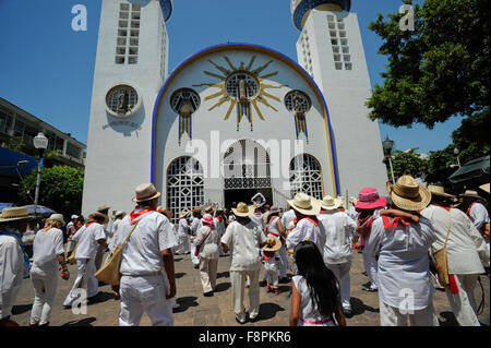 Danzatori indiani nella parte anteriore della chiesa cattolica nel Zocalo, Acapulco, Messico. Nuestra Señora de la Soledad chiesa. Foto Stock