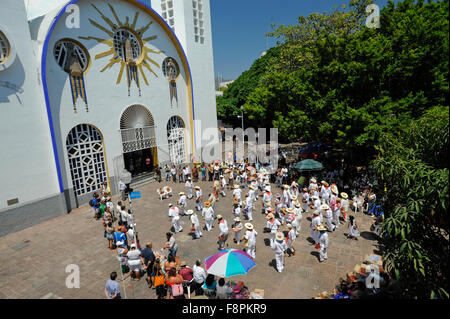 Danzatori indiani nella parte anteriore della chiesa cattolica nel Zocalo, Acapulco, Messico. Nuestra Señora de la Soledad chiesa. Foto Stock