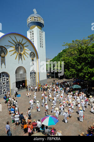 Danzatori indiani nella parte anteriore della chiesa cattolica nel Zocalo, Acapulco, Messico. Nuestra Señora de la Soledad chiesa. Foto Stock