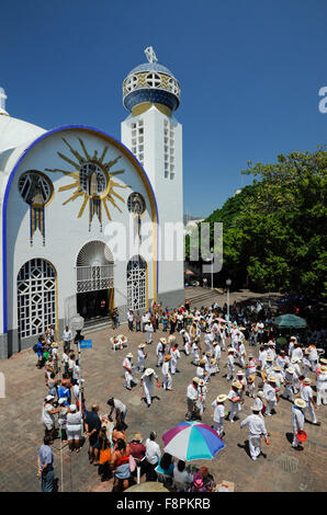 Danzatori indiani nella parte anteriore della chiesa cattolica nel Zocalo, Acapulco, Messico. Nuestra Señora de la Soledad chiesa. Foto Stock