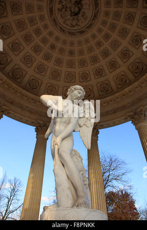 La statua di Cupido di Mouchy sul display nel tempio dell'amore all'interno del Giardino Inglese del Petit Trianon di Versailles Foto Stock