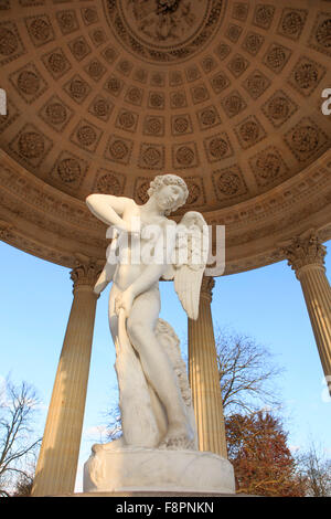 La statua di Cupido di Mouchy sul display nel tempio dell'amore all'interno del Giardino Inglese del Petit Trianon di Versailles Foto Stock