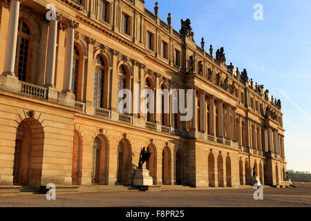 Nel tardo pomeriggio sole colpisce la facciata frontale di Chateau Versaille, nella periferia di Parigi, Francia Foto Stock