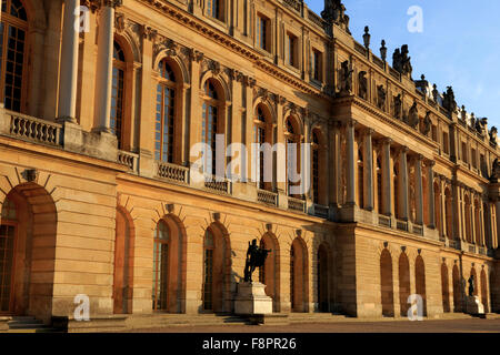 Nel tardo pomeriggio sole colpisce la facciata frontale di Chateau Versaille, nella periferia di Parigi, Francia Foto Stock