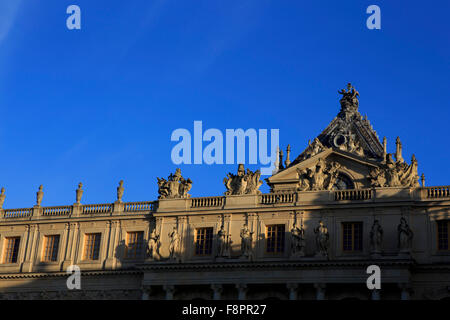 Nel tardo pomeriggio sole colpisce la facciata frontale di Chateau Versaille, nella periferia di Parigi, Francia Foto Stock